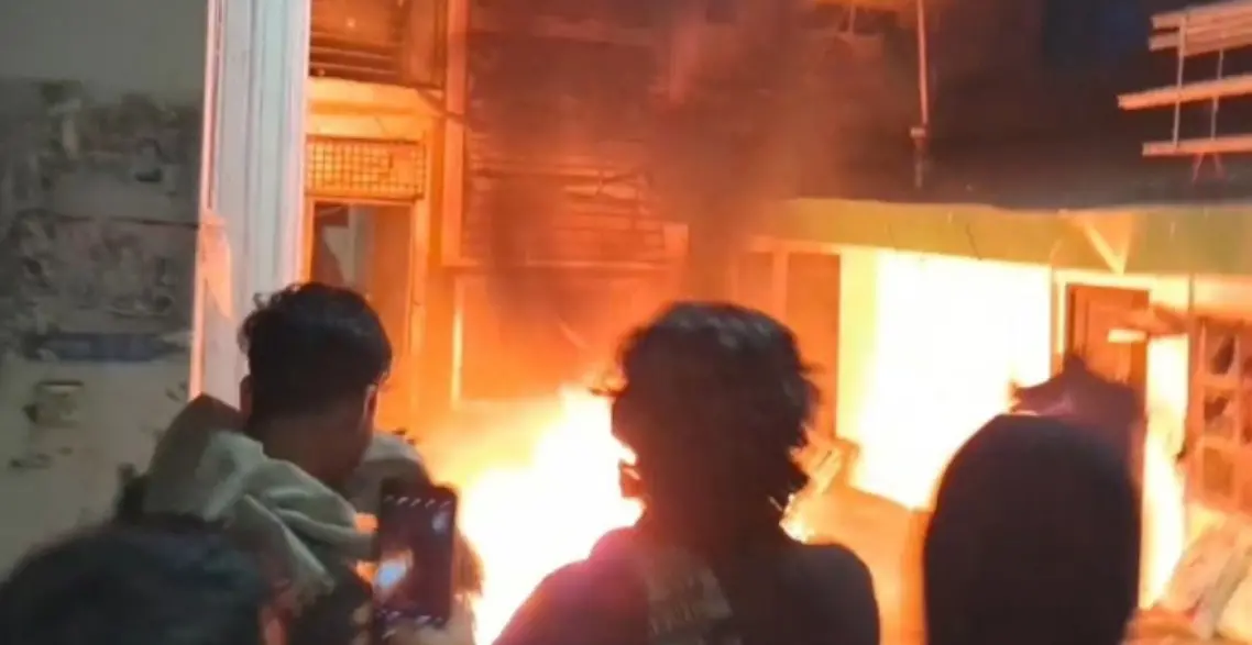 হাদির মৃত্যুতে চট্টগ্রামেও প্রতিবাদের ঝড়, নওফেলের বাড়িতে আগুন