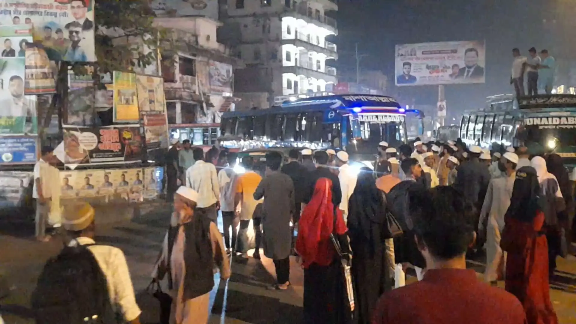 হাটহাজারীতে বিএনপির মনোনয়ন বঞ্চিত নেতার অনুসারীদের সড়ক অবরোধ