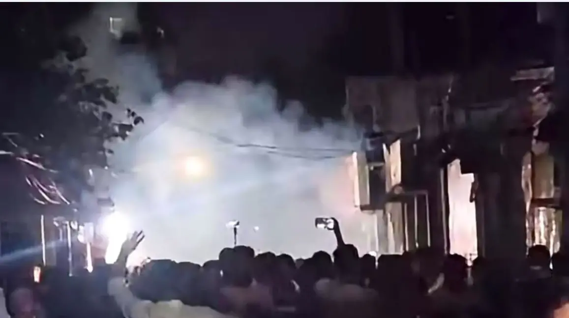 চট্টগ্রামে শিশু ধর্ষণ : টিয়ারগ্যাস নিক্ষেপ করেও অভিযুক্তকে নিতে যেতে পারেনি পুলিশ