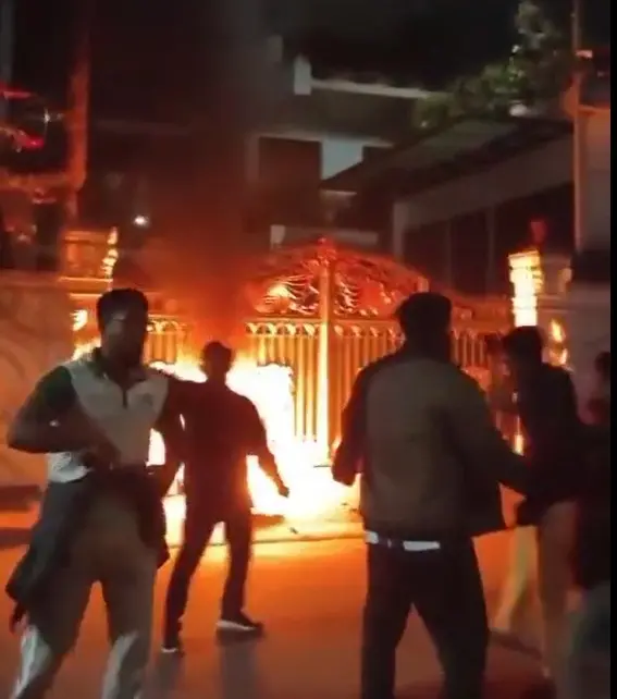 বান্দরবানে সাবেক মন্ত্রি বীর বাহাদুরের বাস ভবনে আগুন
