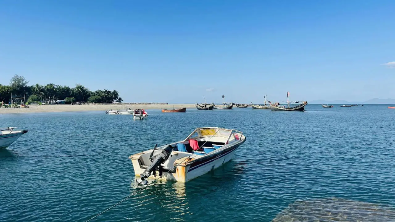 কক্সবাজার থেকে সেন্টমার্টিনের পথে তিন জাহাজে ১২শ পর্যটক