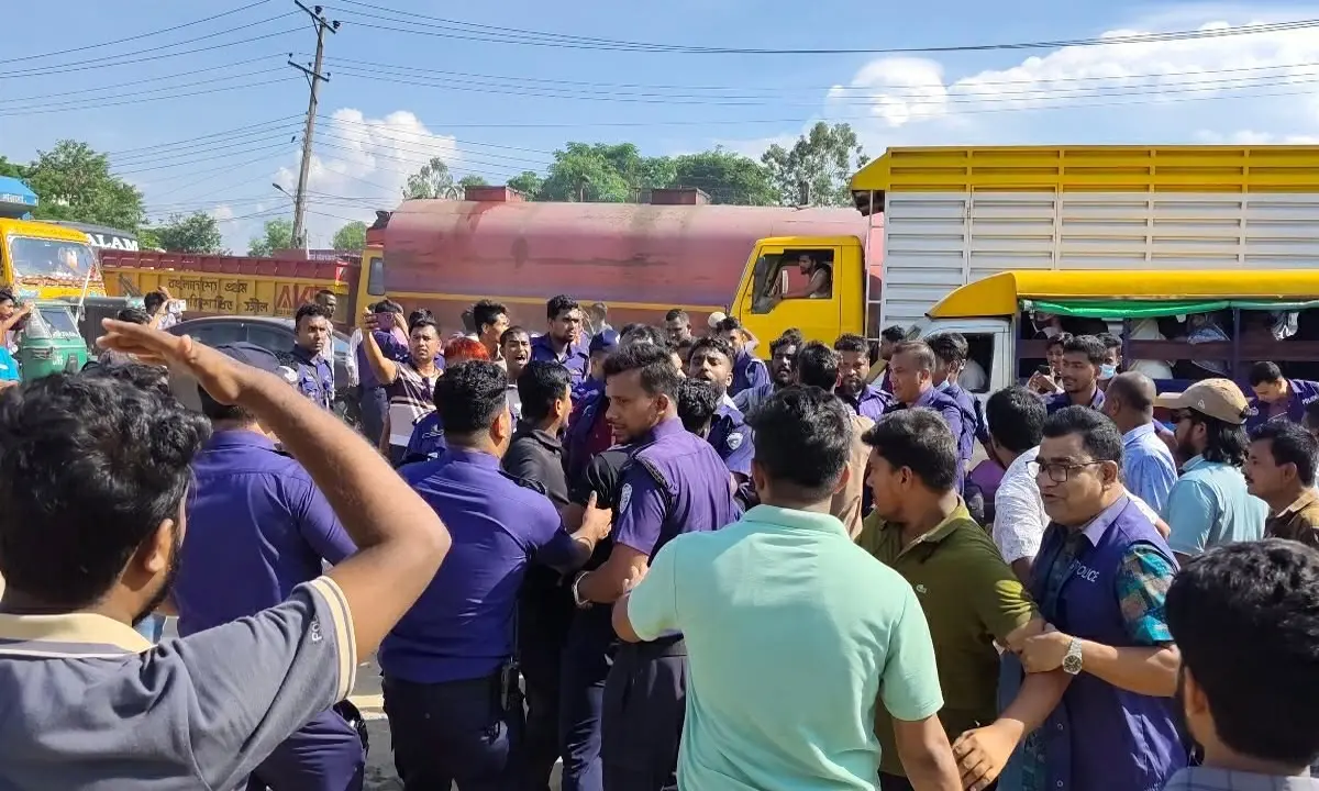 পটিয়ায় মহাসড়ক অবরোধ, পুলিশের সঙ্গে ধস্তাধস্তি, আহত ৩