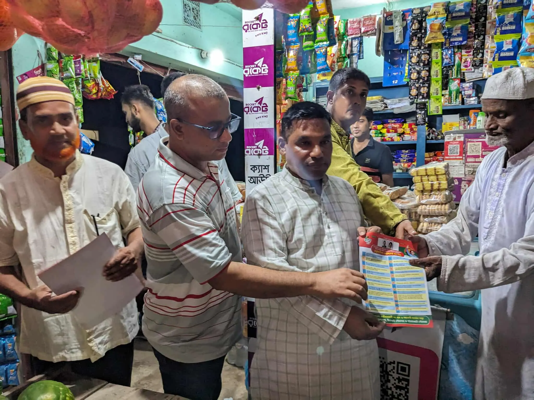 মিরসরাইয়ে স্বেচ্ছাসেবক দলের ৩১ দফা লিফলেট বিতরণ