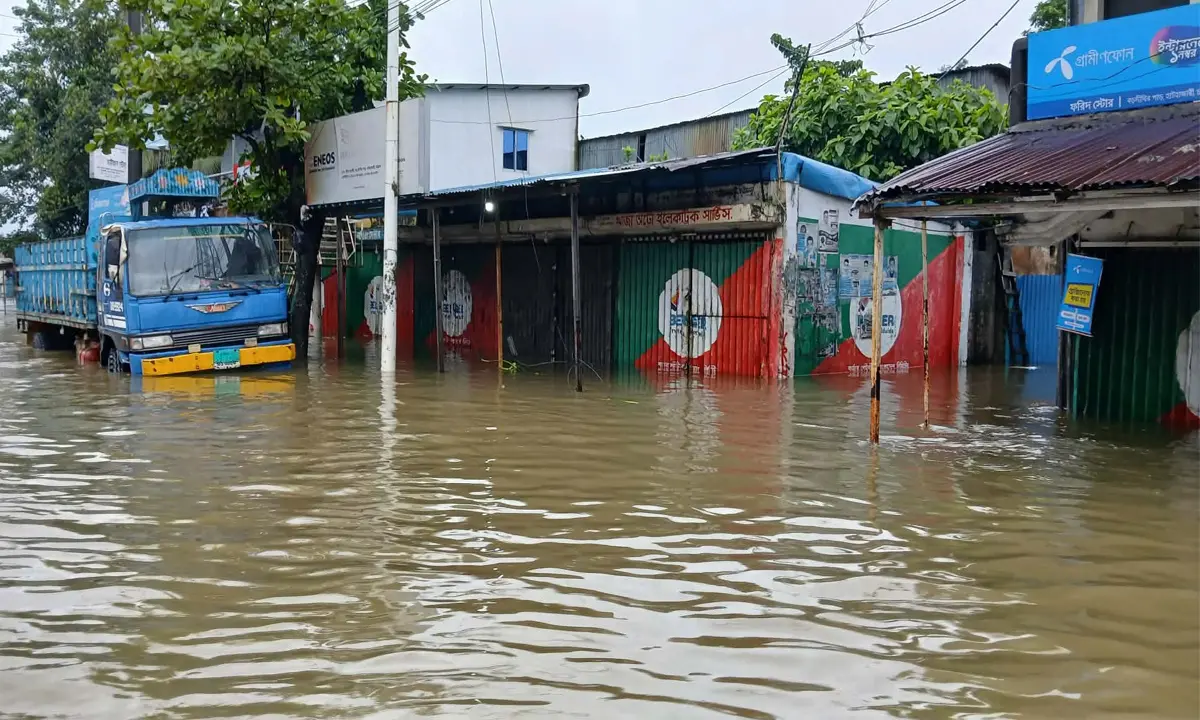 হাটহাজারীতে ভারী বর্ষণ ও পাহাড়ি ঢলের পানিতে লাখো মানুষের দুর্ভোগ চরমে