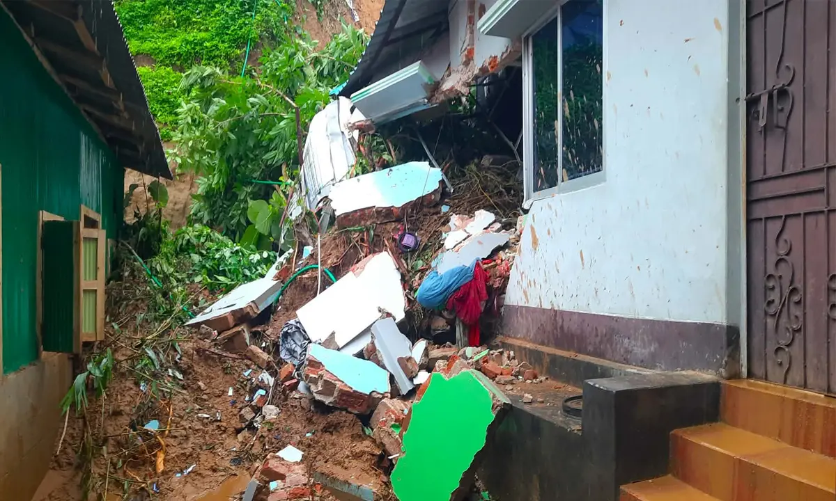 বান্দরবানে পাহাড় ধসে তিনটি ঘরবাড়ি ভাঙ্গন, ৭ পরিবারকে সরিয়ে নিলো প্রশাসন