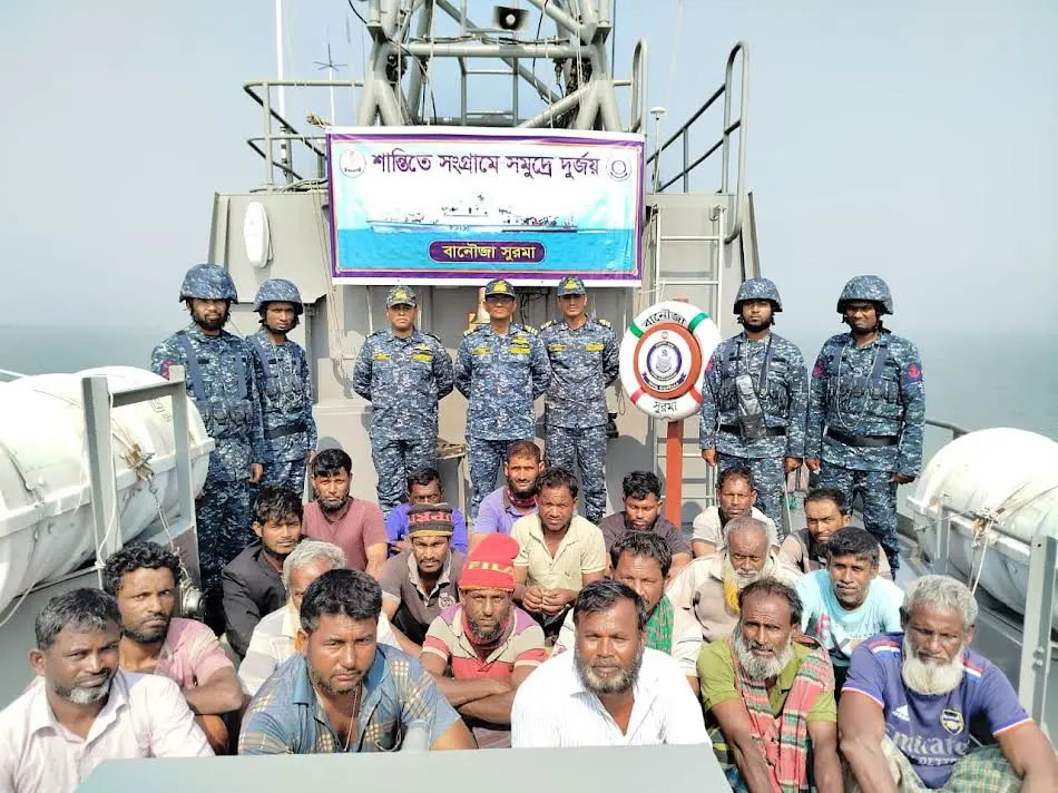 জলদস্যুদের হামলায় বিকল বোটসহ ২০ জেলেকে উদ্ধার করল নৌবাহিনী