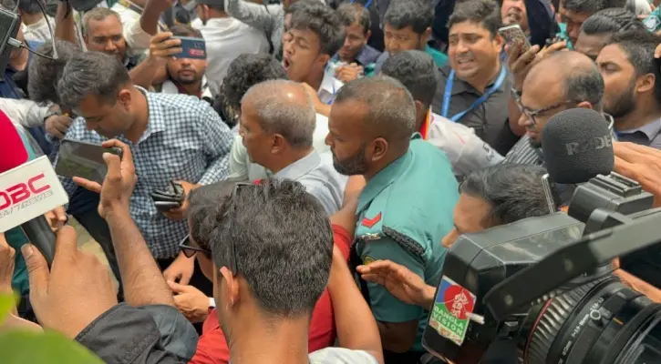 সরকারের আশ্বাসে সন্তুষ্ট নয় শিক্ষার্থীরা, অবরুদ্ধ দুই উপদেষ্টা