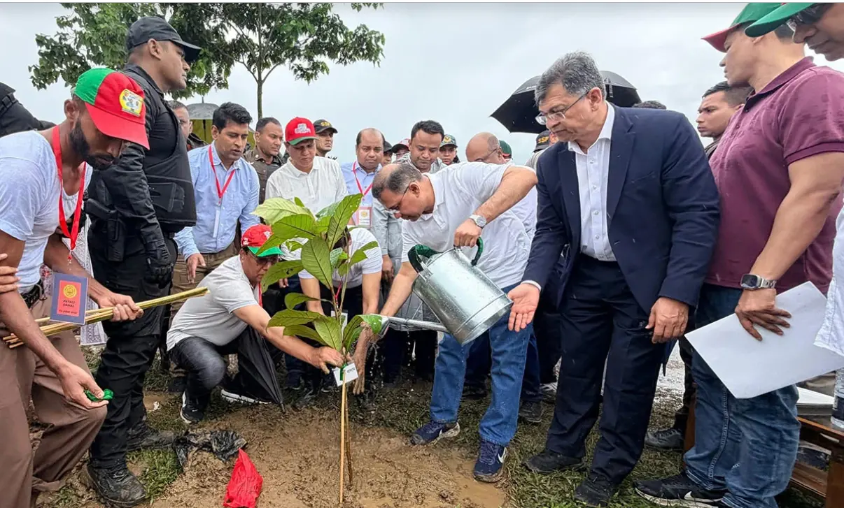 ডুলাহাজারা সাফারি পার্কে প্রধানমন্ত্রী তারেক রহমান স্মারক বইয়ে স্বাক্ষর ও বৃক্ষরোপণ