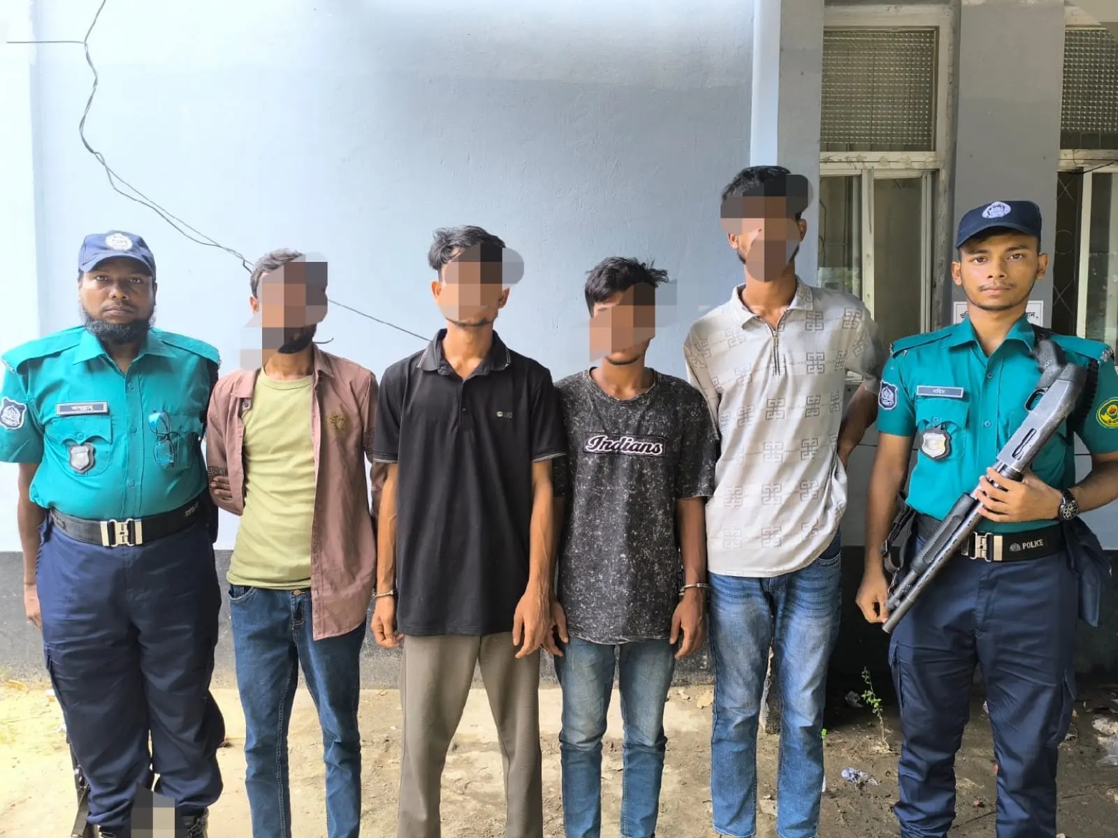 দুই কোটি টাকা চাঁদা দাবি, ইন্টারনেট প্রতিষ্ঠানে হামলা-লুটপাট: সিএমপির অভিযানে গ্রেপ্তার ৮