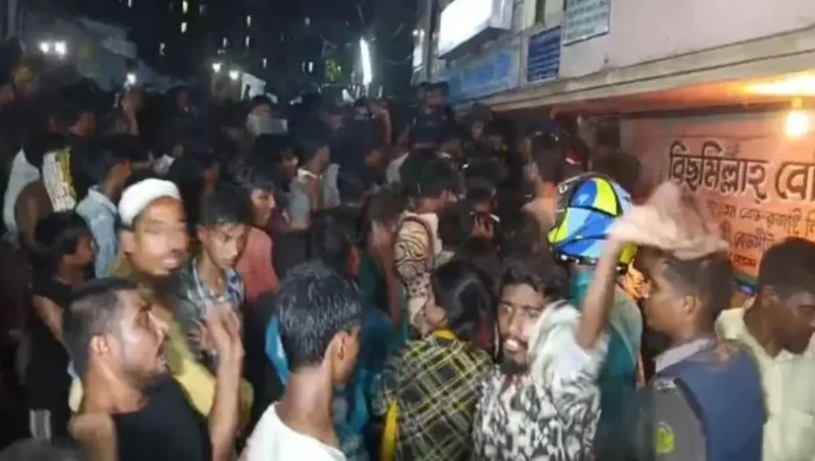চট্টগ্রামে শিশু ধর্ষণ, অভিযুক্তের আটক ঘিরে পুলিশ-জনতা সংঘর্ষ
