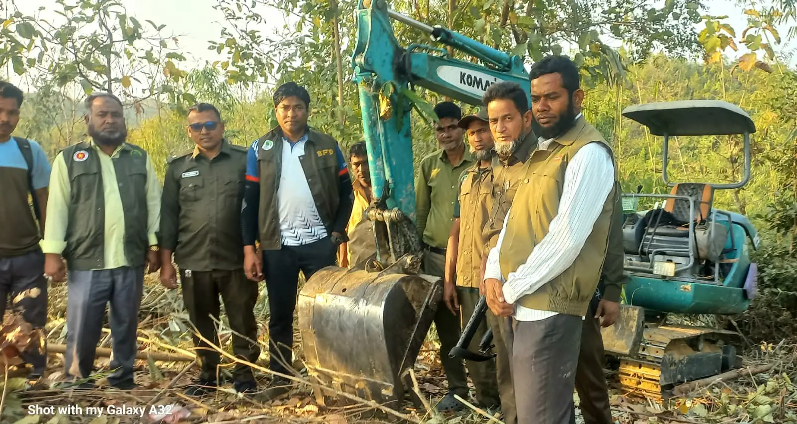 বান্দরবানে পাহাড় কাটায় বন বিভাগের হানা, স্কাভেটর জব্দ