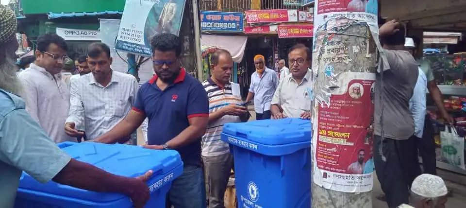 সীতাকুণ্ডে পৌর সভার বর্জ্য ব্যবস্থাপনা উন্নয়নে আধুনিকা ডাস্টবিন স্থাপন