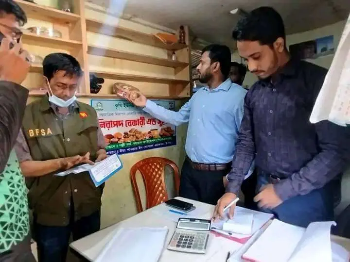 সীতাকুণ্ডে হাজী বিরিয়ানি ও নিরাপদ বেকারিকে ৩৫ হাজার টাকা জরিমানা
