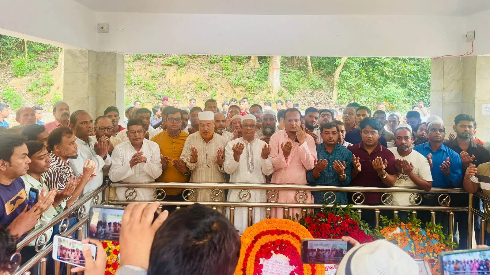 রাঙ্গুনিয়ায় শহীদ জিয়ার মাজার জিয়ারতের মধ্য দিয়ে সীতাকুণ্ডের বিএনপি প্রার্থীর প্রচারণা শুরু