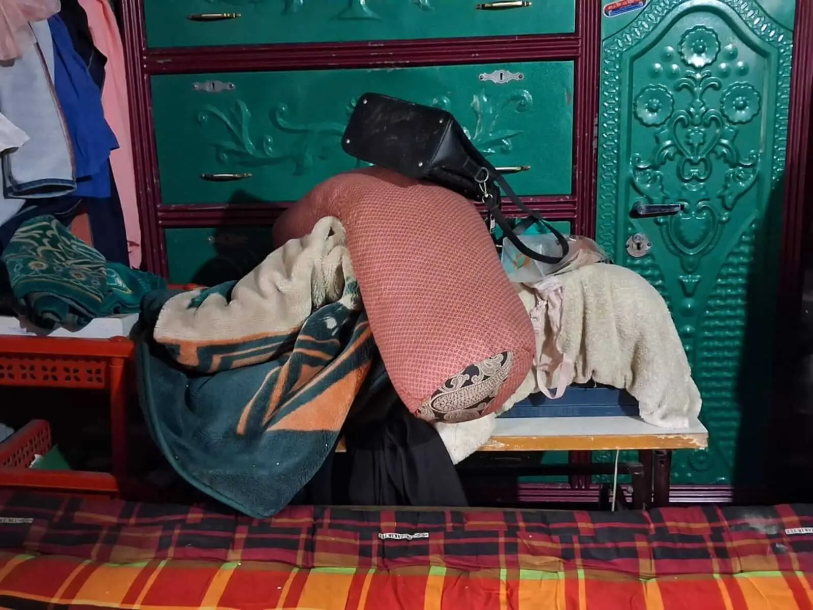 মিরসরাইয়ে অস্ত্রের মুখে জিম্মি করে প্রবাসীর বাড়িতে ডাকাতি