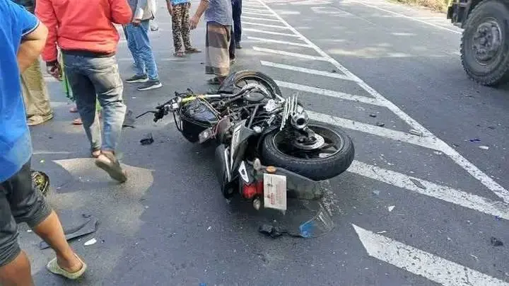 মিরসরাইয়ে মোটরসাইকেলের ধাক্কায় দুই ছাত্র নিহত, আহত ২