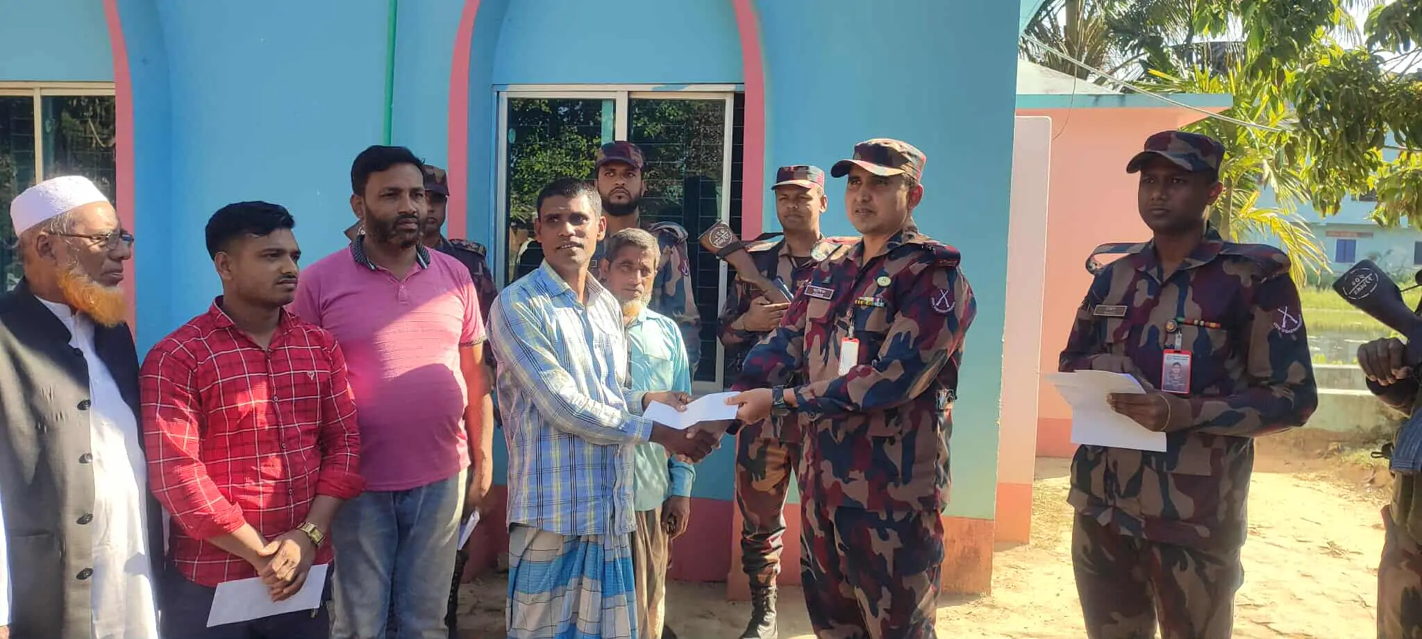 নাইক্ষ্যংছড়ির বাইশারীতে অগ্নিকাণ্ডে ক্ষতিগ্রস্তদের আর্থিক সহায়তা দিলেন বিজিবি