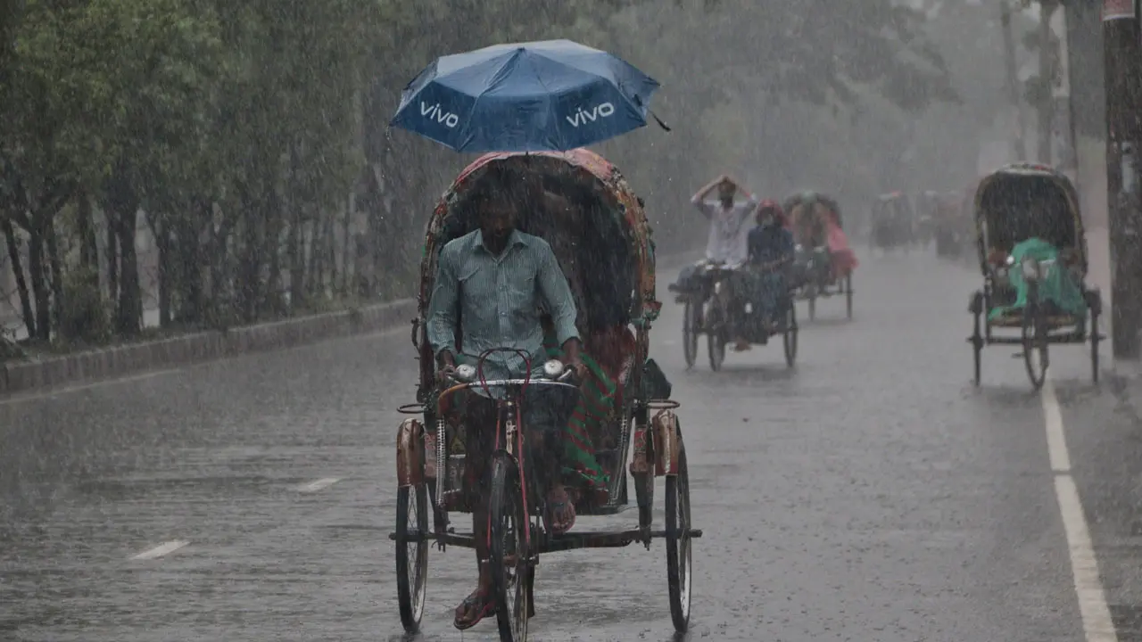 দক্ষিণাঞ্চলে ভারী বৃষ্টির আভাস, চট্টগ্রামে ভূমিধসের ঝুঁকি