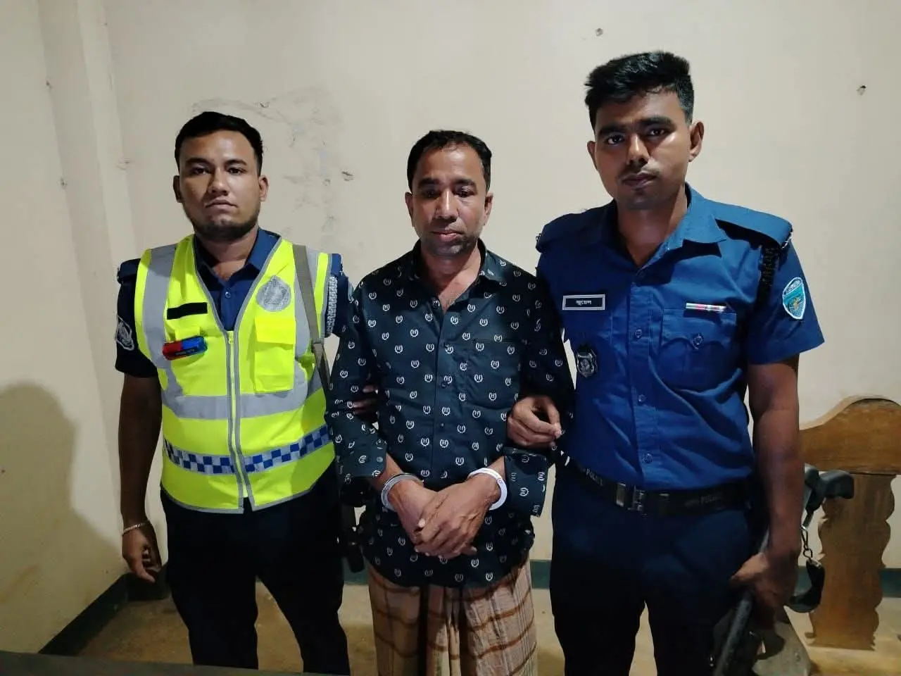 রামুর ঈদগড়ে ১২০ লিটার মদসহ আটক ১