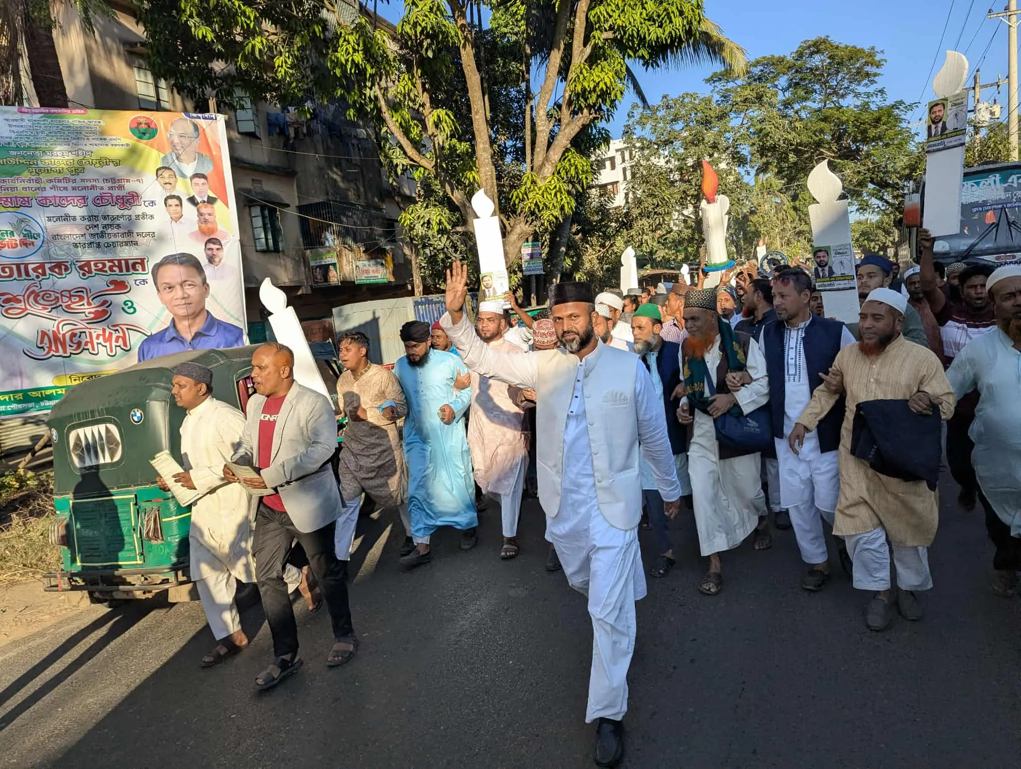 রাহাতিয়া দরবার শরীফে জিয়ারতের মধ্য দিয়ে মোমবাতি প্রতীকের প্রার্থী ইকবাল হাছানের নির্বাচনী পদযাত্রা শুরু