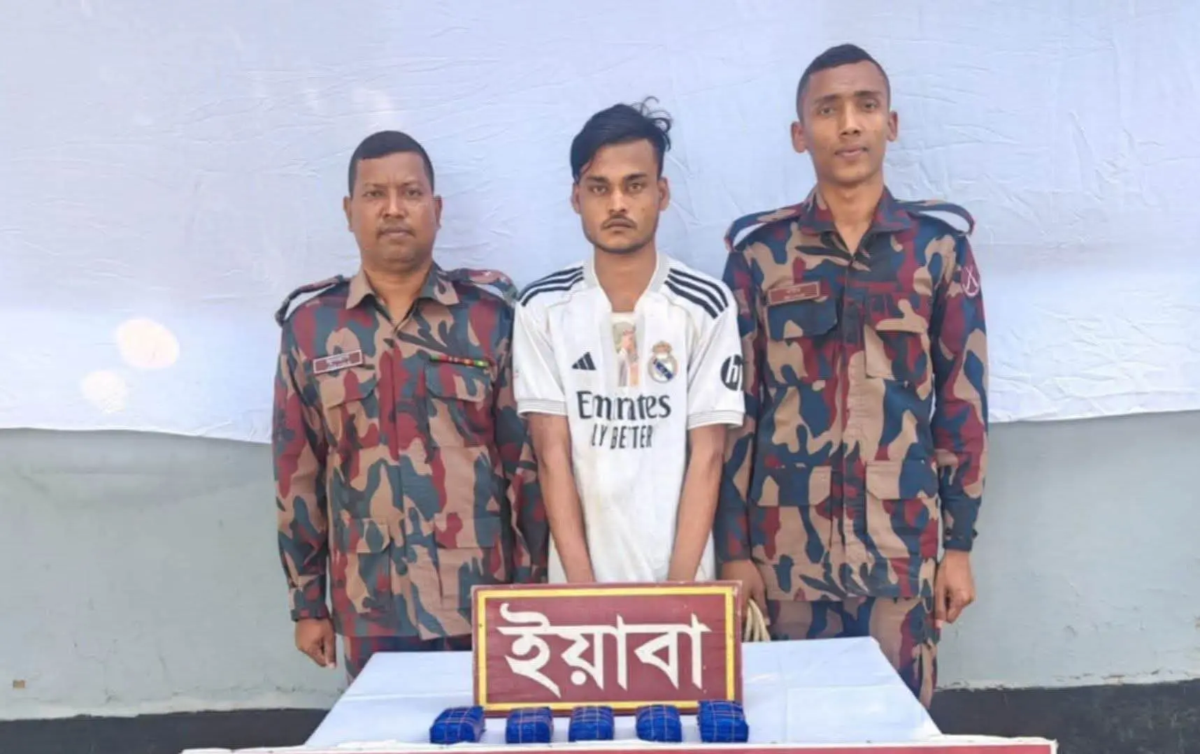 নাইক্ষ্যংছড়ি সীমান্ত এলাকা থেকে ১০ হাজার ইয়াবা সহ আটক-১