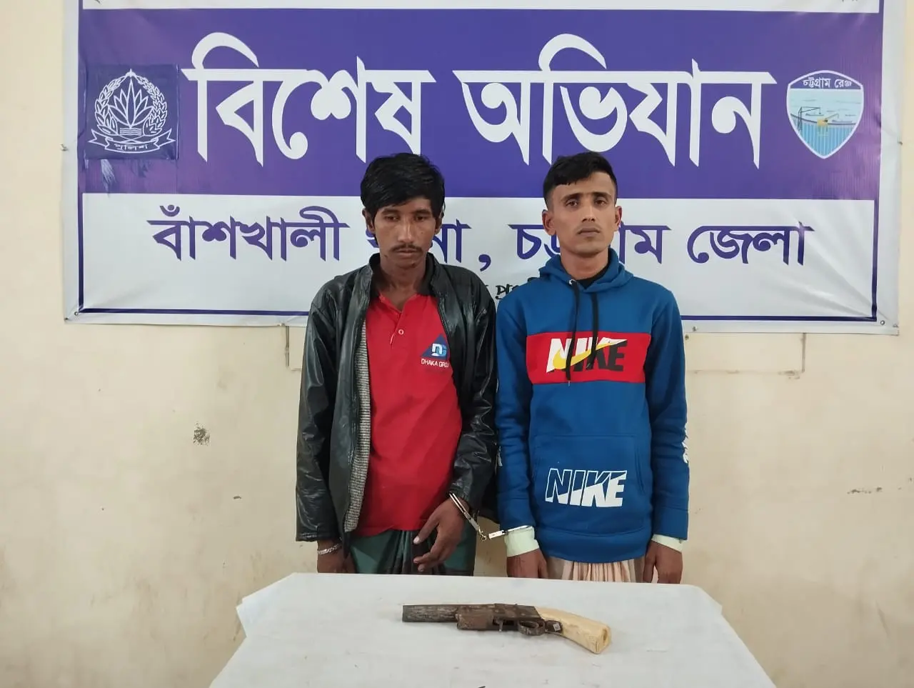 বাঁশখালীতে অস্ত্রসহ দুই জন গ্রেফতার, মিনি ট্রাক জব্দ
