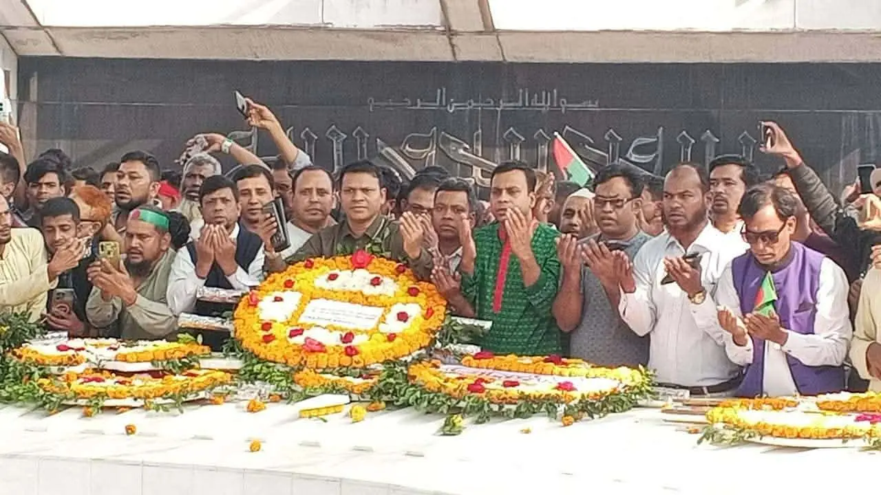 বিজয় দিবসে মীরসরাই জাতীয়তাবাদী ফোরামের উদ্যোগে জিয়াউর রহমানের মাজারে শ্রদ্ধাঞ্জলি অর্পণ