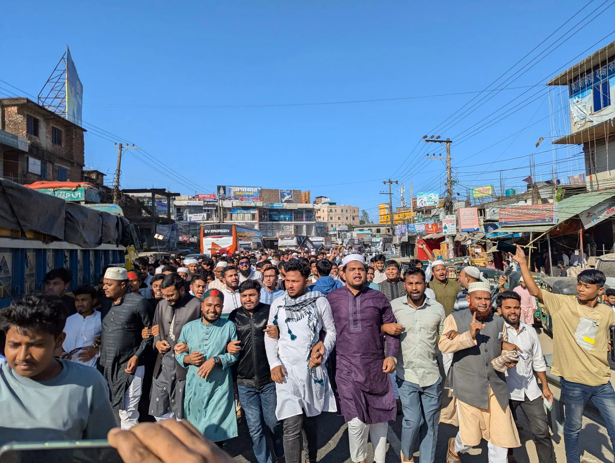 হাদি হত্যার প্রতিবাদে চকরিয়ায় ছাত্র-জনতার বিক্ষোভ ও সড়ক অবরোধ