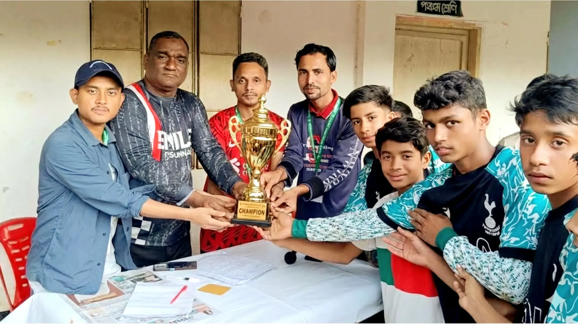 রাঙ্গুনিয়া সাহিত্য পরিষদের প্রতিষ্ঠাবার্ষিকীতে মিনিবার জুনিয়র ফুটবল টুর্নামেন্ট বিজয়ী দক্ষিণ ঘাটচেক ফাইভ স্টার ফুটবল স্কোয়াড