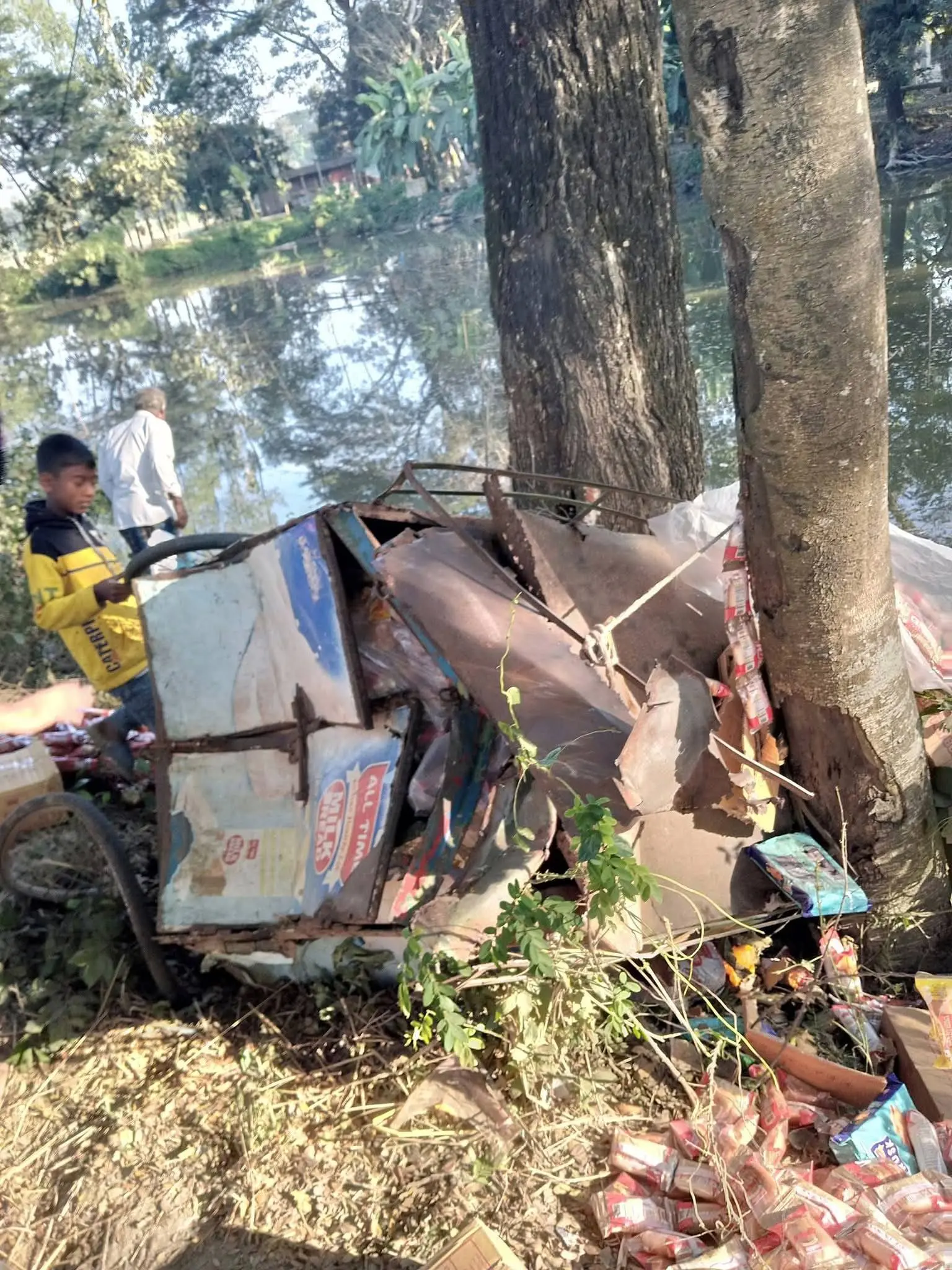মীরসরাইয়ে অজ্ঞাত গাড়ির ধাক্কায় ভ্যানচালকের মৃত্যু, আহত ১