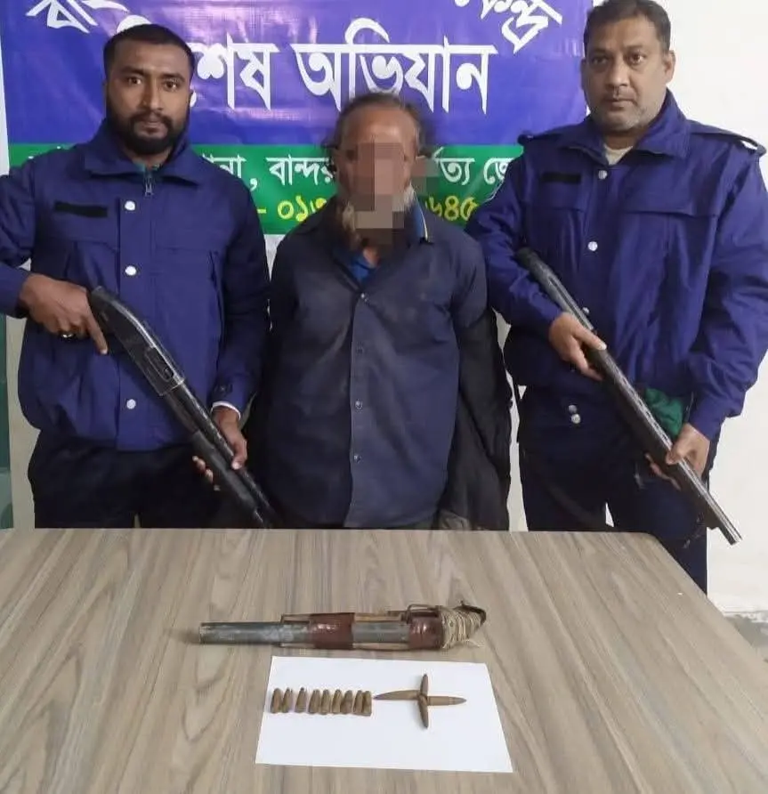 নাইক্ষ্যংছড়ির বাইশারীতে পুলিশের অভিযানে অস্ত্র এবং গুলিসহ দুর্ধর্ষ ডাকাত আটক