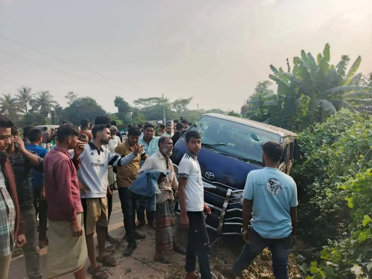 মীরসরাইয়ে নিয়ন্ত্রণ হারিয়ে ঘর চাপা দিল বরযাত্রীবাহী মাইক্রোবাস, নিহত ১