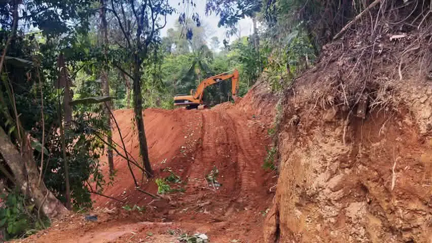নাইক্ষ্যংছড়ির রেজু আমতলিতে পাহাড় কাটার ধুম, অবৈধ ইটভাটায় জ্বালানি আনতে তৈরি হচ্ছে রাস্তা