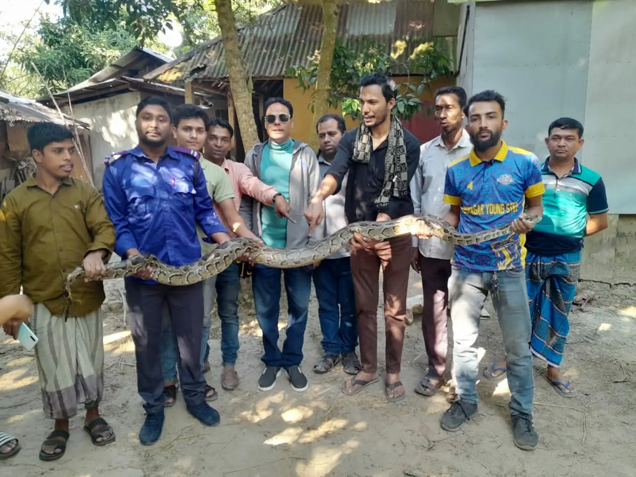 বোয়ালখালীতে বসতঘর থেকে ১০ ফুট দৈর্ঘ্যের অজগর উদ্ধার