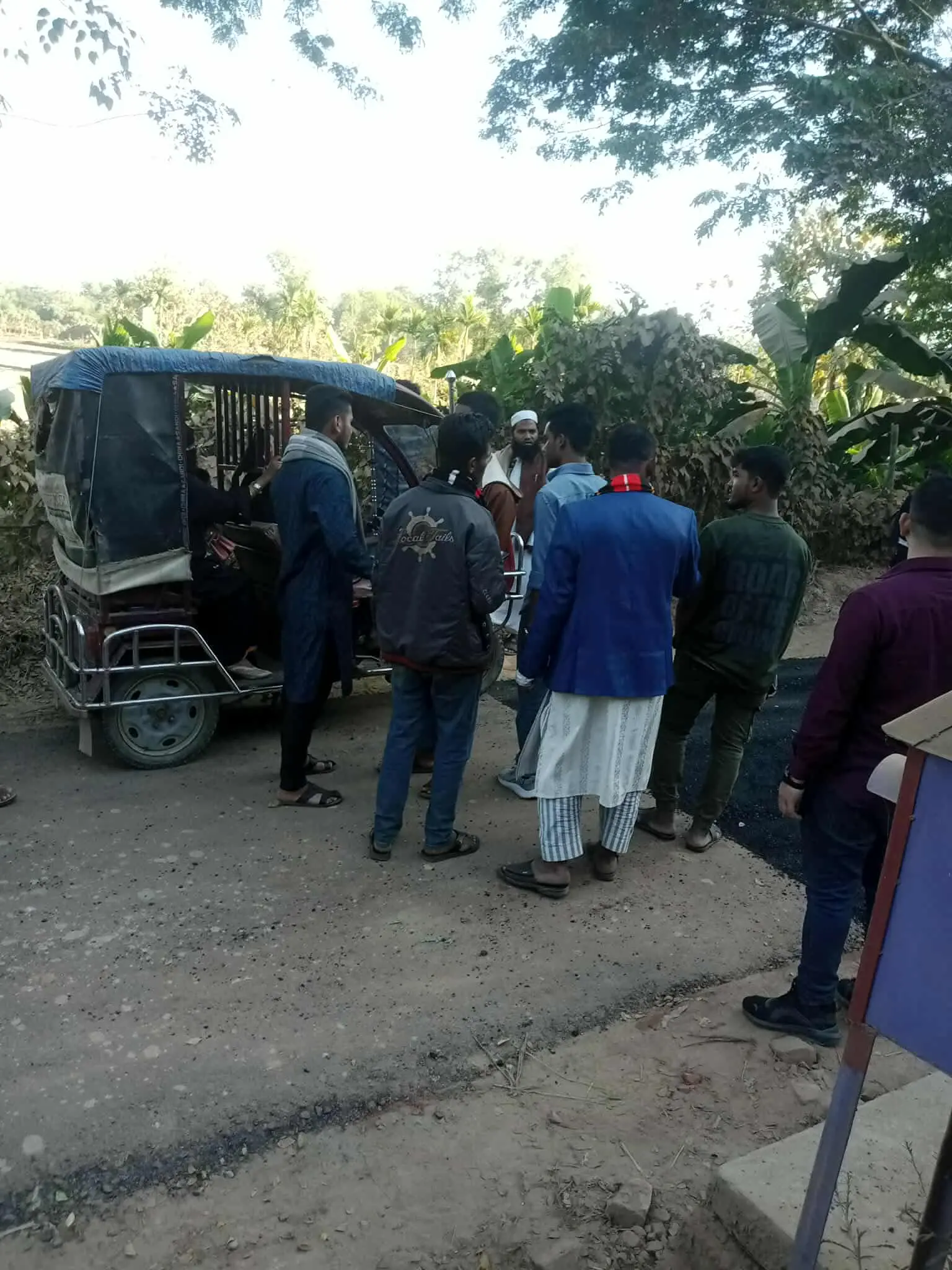 রামুর কাউয়ারখোপে সড়ক বন্ধ রেখে কার্পেটিং কাজ, চরম ভোগান্তিতে এলাকাবাসী