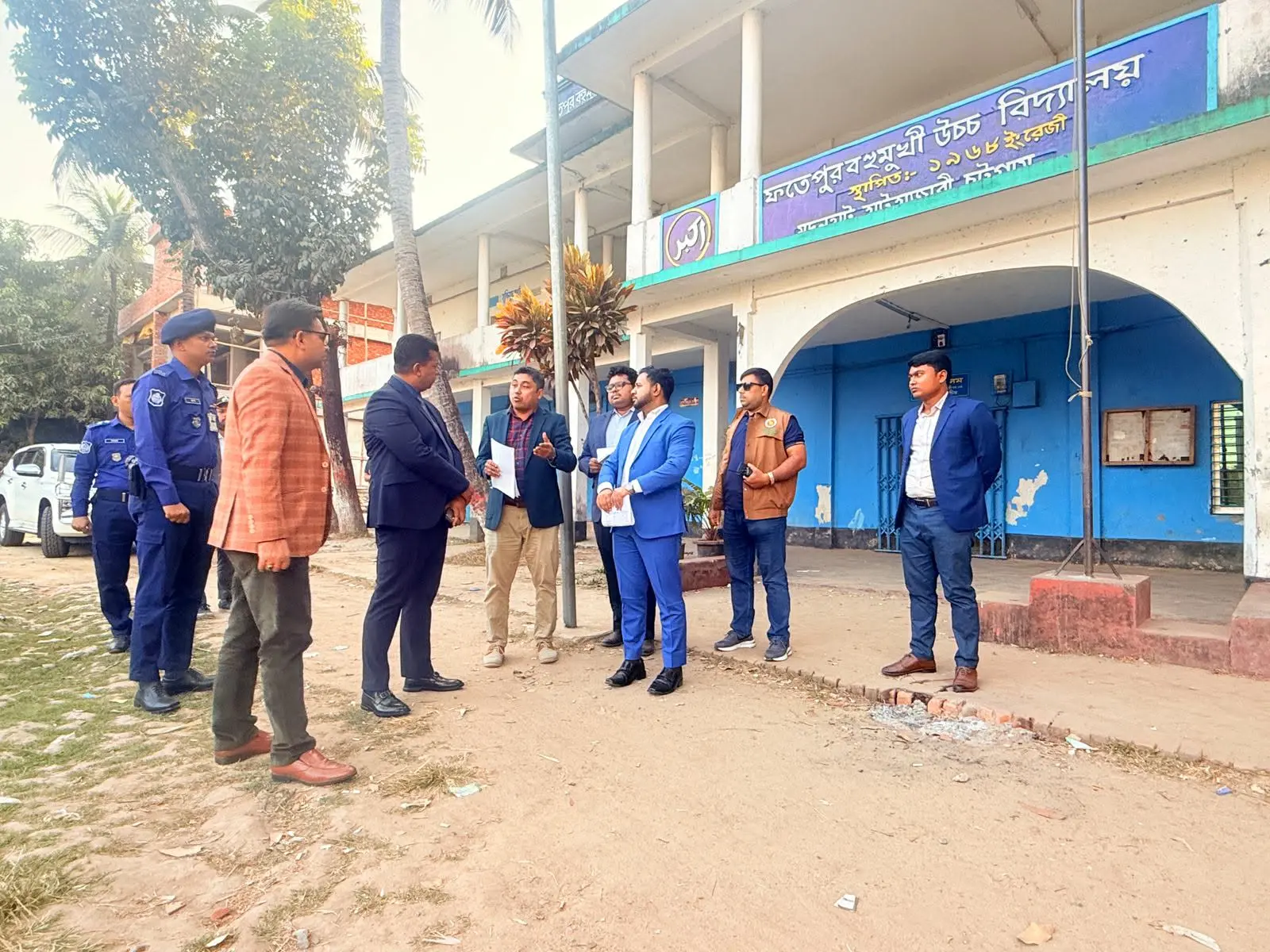 হাটহাজারীতে আকস্মিক ভোটকেন্দ্র পরিদর্শনে জেলা প্রশাসক