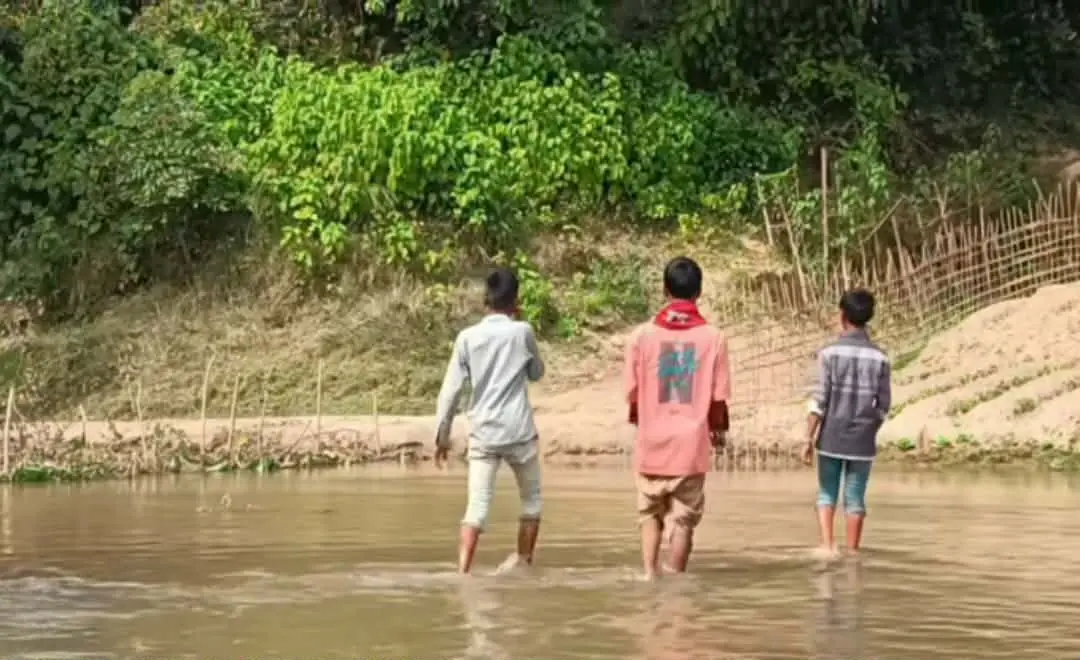 রামুর ঈদগড় খালে ব্রিজ না থাকায় দুর্ভোগ, হাসনাকাটা-ধুমছাকাটা পারাপারে ভোগান্তিতে হাজারো মানুষ