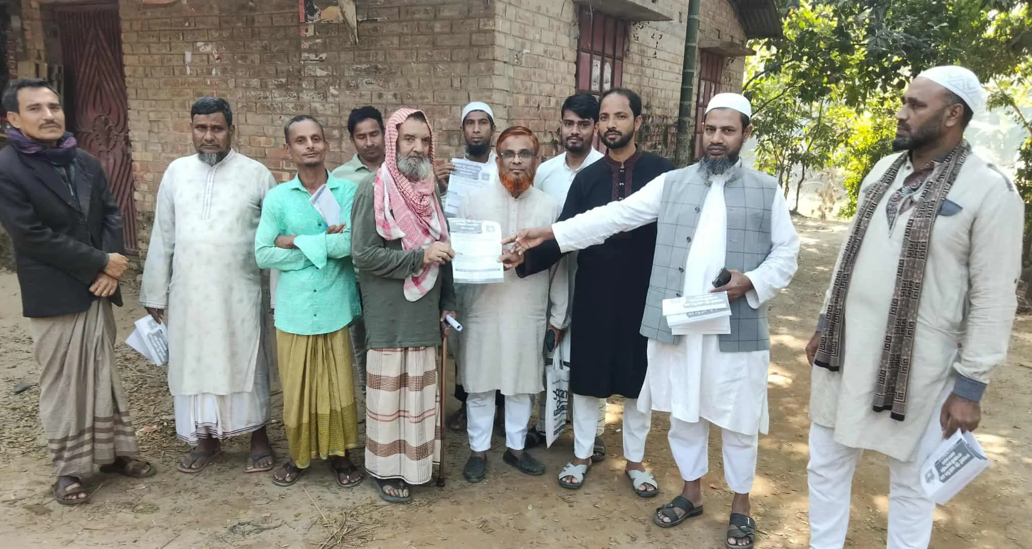 সাতকানিয়ায় গণভোটের পক্ষে জামায়াতে ইসলামীর লিফলেট বিতরণ ও গণসংযোগ