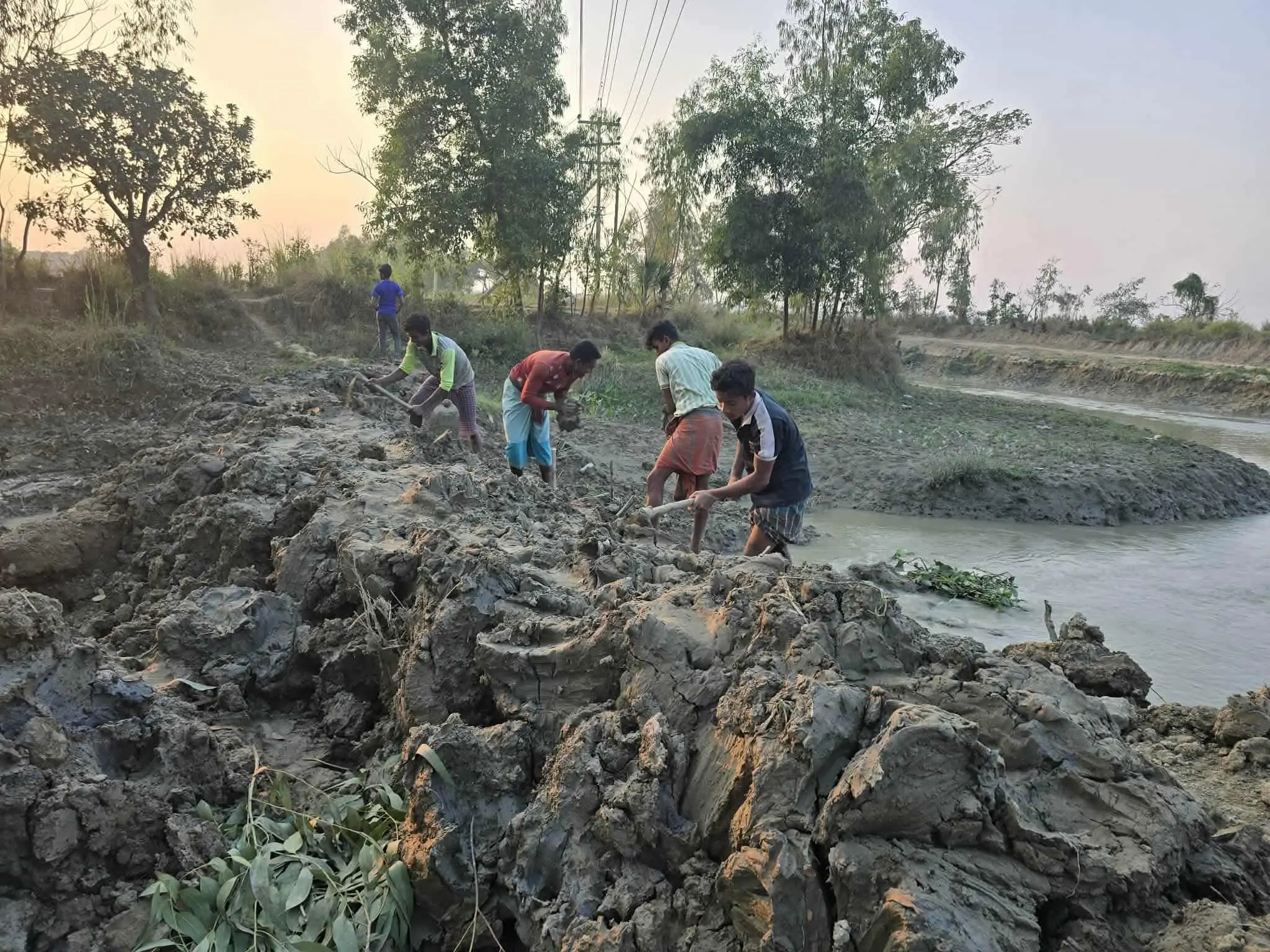 সাতকানিয়ায় অবৈধভাবে নির্মিত মাটির বাঁধ উচ্ছেদ অভিযান