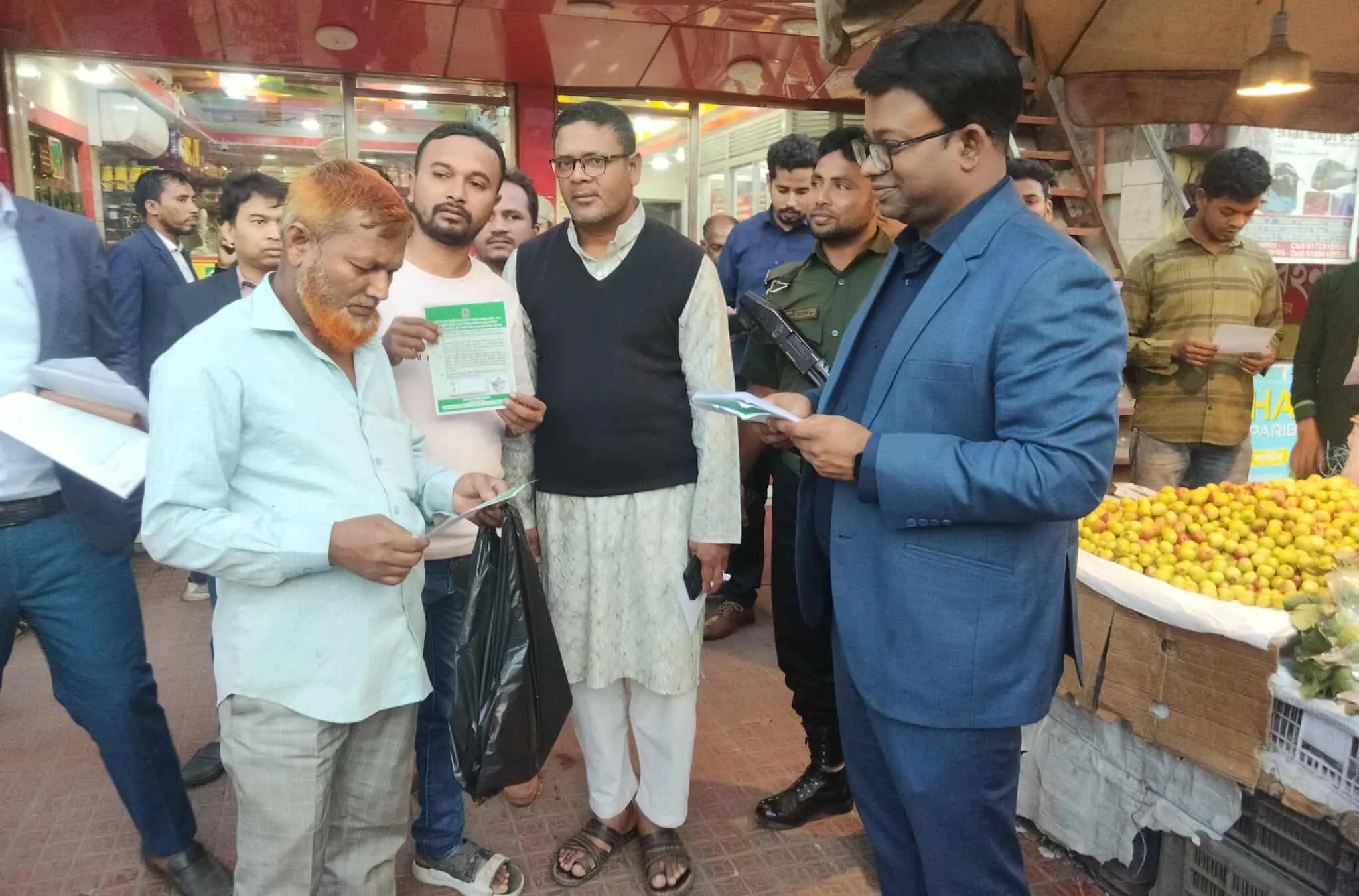 সাতকানিয়ায় গণভোটের পক্ষে লিফলেট বিতরণ করল উপজেলা প্রশাসন