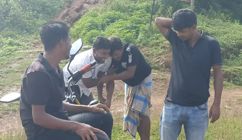 বিশ্বকাপ শেষ, তর্ক থামেনি: মারাইংতংয়ের চূড়ায় ব্রাজিল-আর্জেন্টিনা সমর্থকদের হাসি-তর্ক-হাতাহাতি