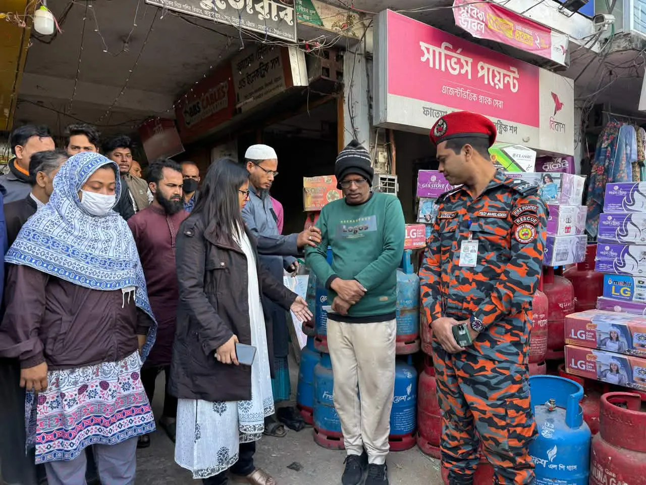 মীরসরাইয়ে অবৈধ গ্যাস সিলিন্ডার মজুত ও বিক্রিতে জরিমানা