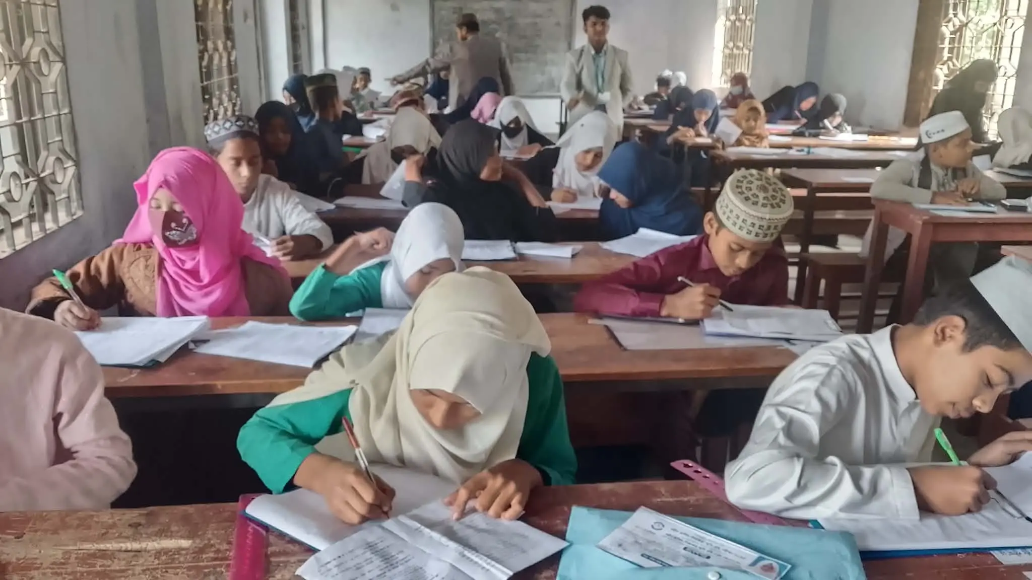 কাউখালীতে শহীদ হালিম-লিয়াকত স্মৃতি বৃত্তি পরীক্ষা অনুষ্ঠিত; অংশ নিয়েছে ১২০০ শিক্ষার্থী