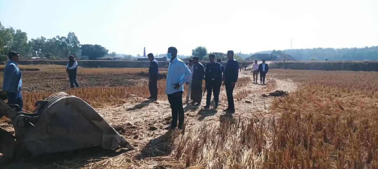 হাটহাজারীতে টপসয়েল কাটার দায়ে দেড় লাখ টাকা জরিমানা