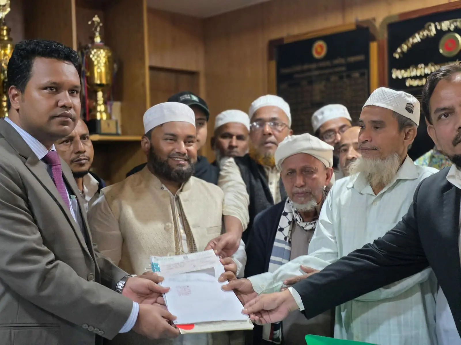 চকরিয়ায় শহীদের পিতাকে সঙ্গে নিয়ে মনোনয়নপত্র জমা দিলেন জামায়াত প্রার্থী