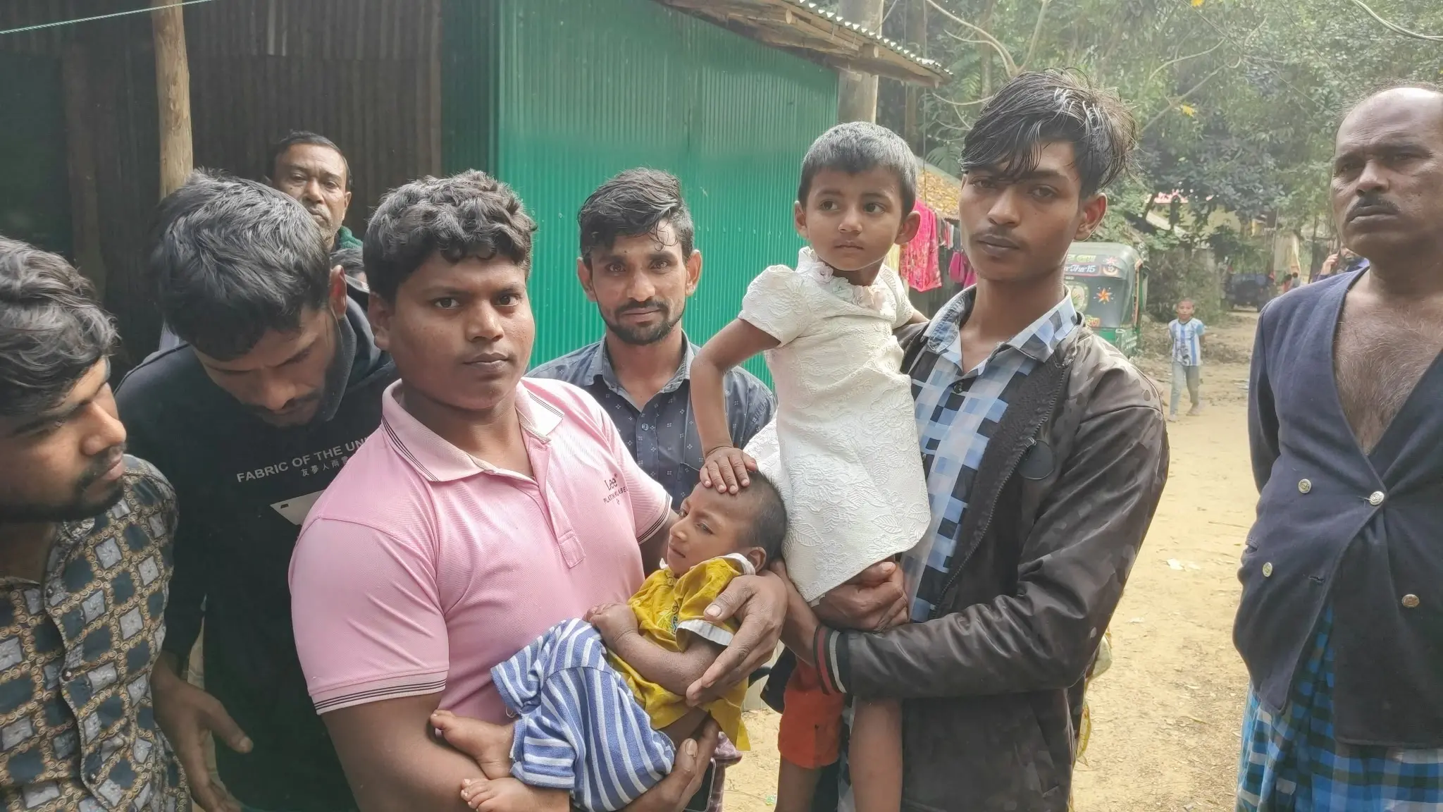 আনোয়ারায় অসুস্থ দুই শিশুকে সড়কে ফেলে গেল স্বজনরা