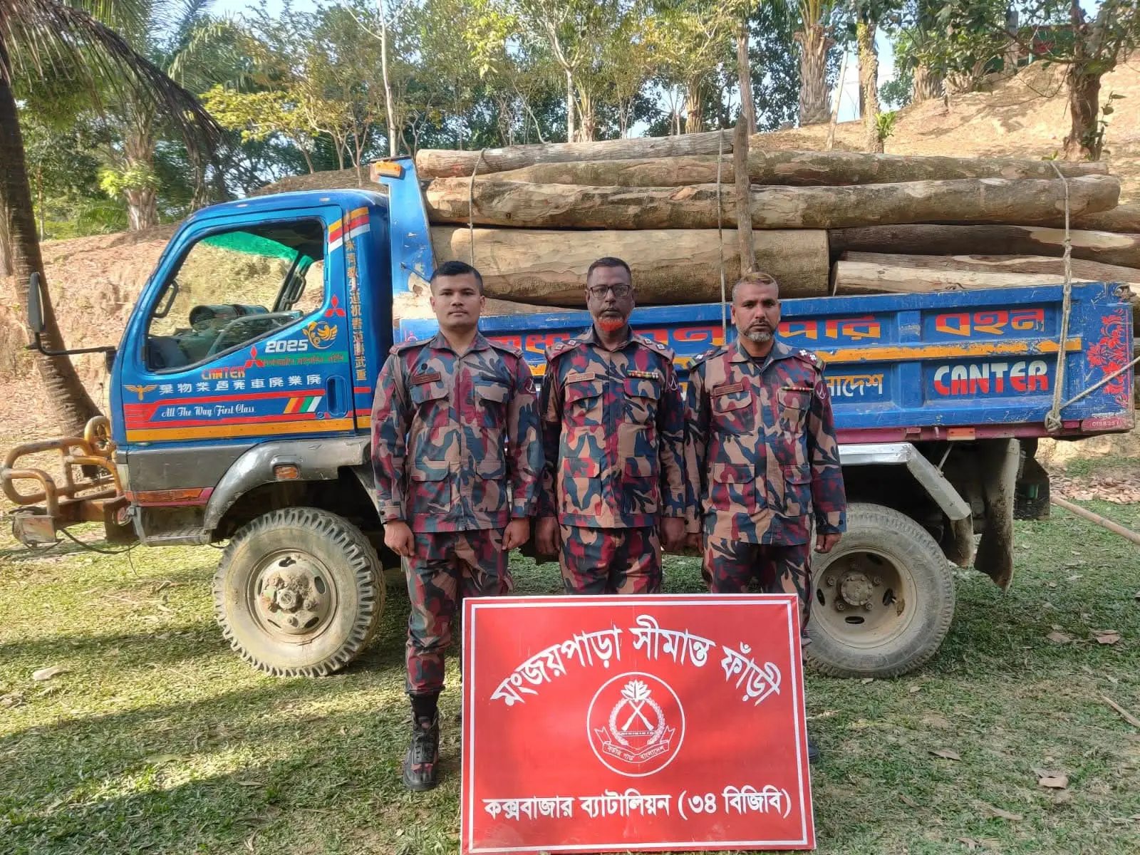 নাইক্ষ্যংছড়িতে অবৈধ কাঠসহ পিকআপ জব্দ করল বিজিবি