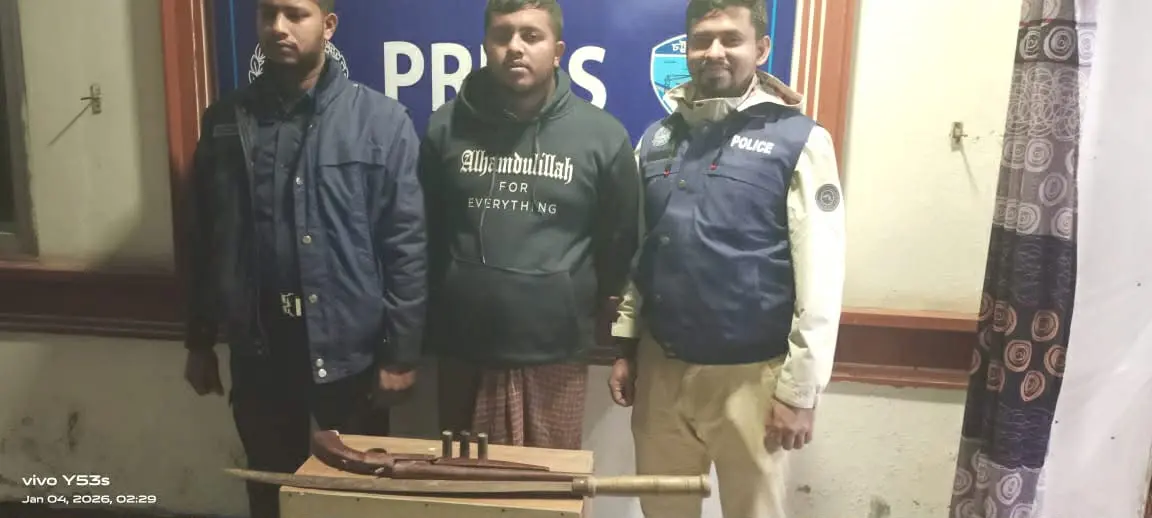 সাতকানিয়ায় সপ্তাহ না পেরোতেই ফের অস্ত্রসহ গ্রেপ্তার ১