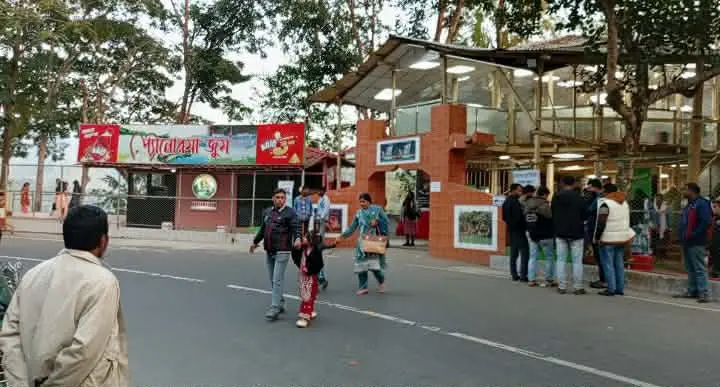 কাপ্তাইয়ে পর্যটকের ঢল, অনিয়ন্ত্রিত ভাড়ায় ক্ষুব্ধ দর্শনার্থীরা
