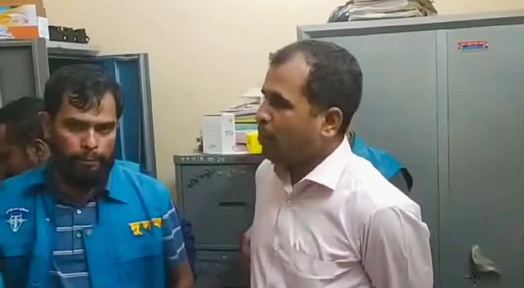 বাঁশখালীতে ঘুষের টাকাসহ পরিবার পরিকল্পনা কার্যালয়ের কর্মচারী আটক